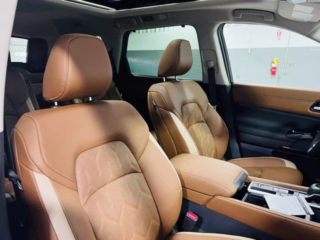 2026 Everest White Pearl/Black Nissan Pathfinder Platinum FWD SUV