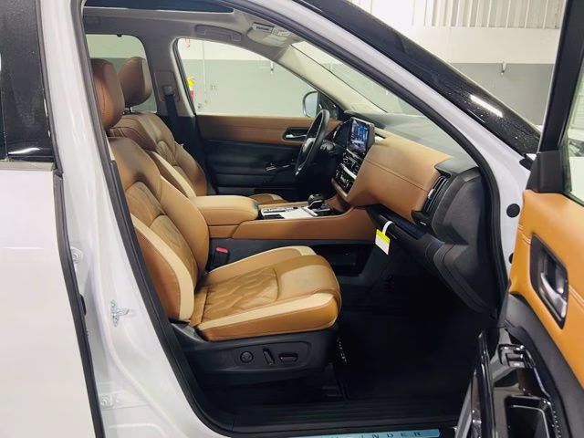 2026 Everest White Pearl/Black Nissan Pathfinder Platinum FWD SUV