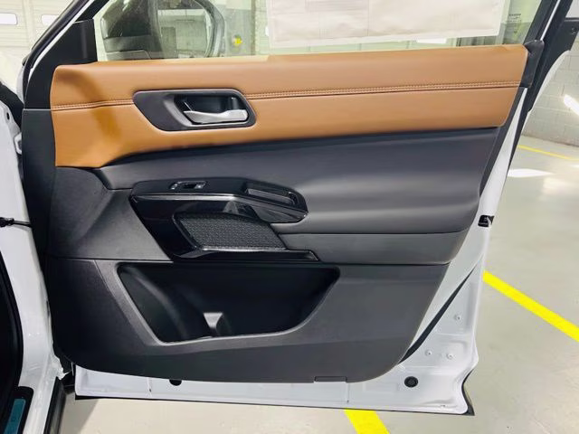 2026 Everest White Pearl/Black Nissan Pathfinder Platinum FWD SUV