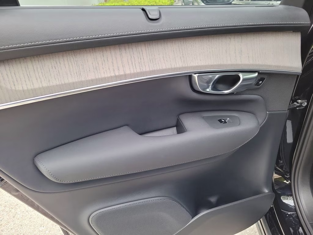 2025 Onyx Black Metallic Volvo XC90 Ultra AWD SUV