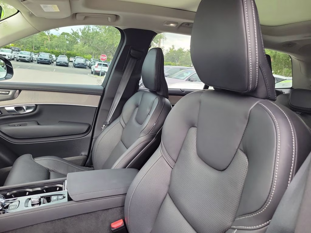 2025 Onyx Black Metallic Volvo XC90 Ultra AWD SUV