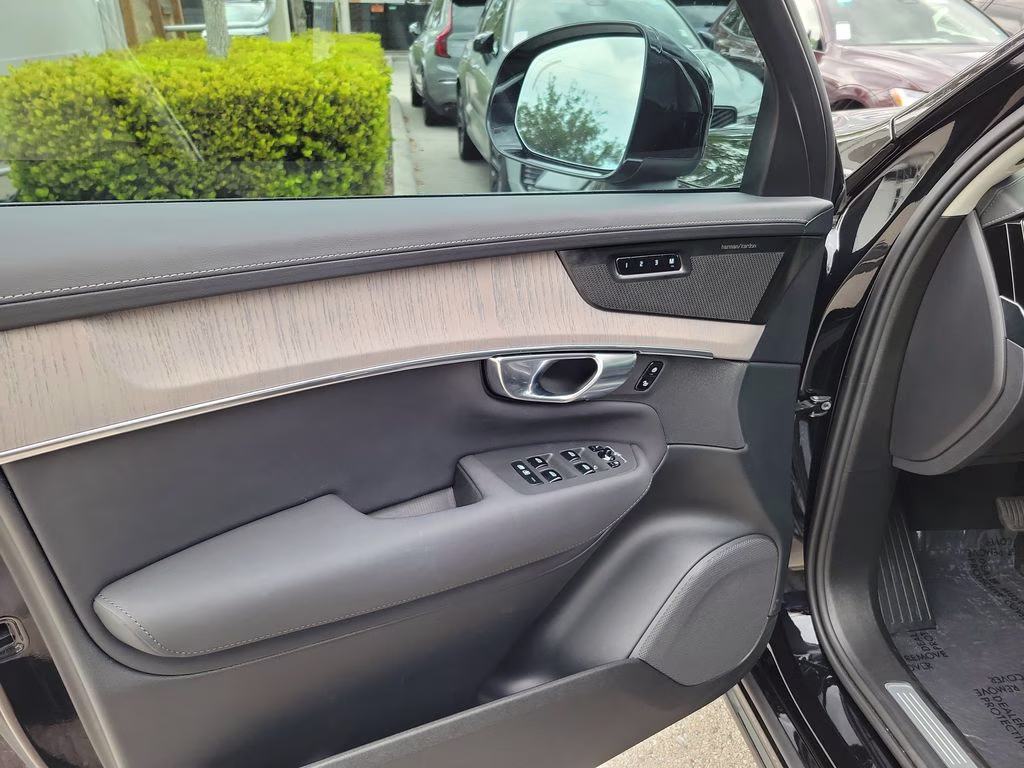 2025 Onyx Black Metallic Volvo XC90 Ultra AWD SUV