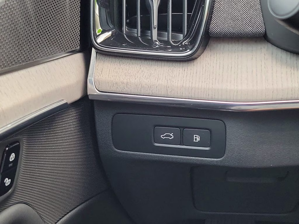 2025 Onyx Black Metallic Volvo XC90 Ultra AWD SUV