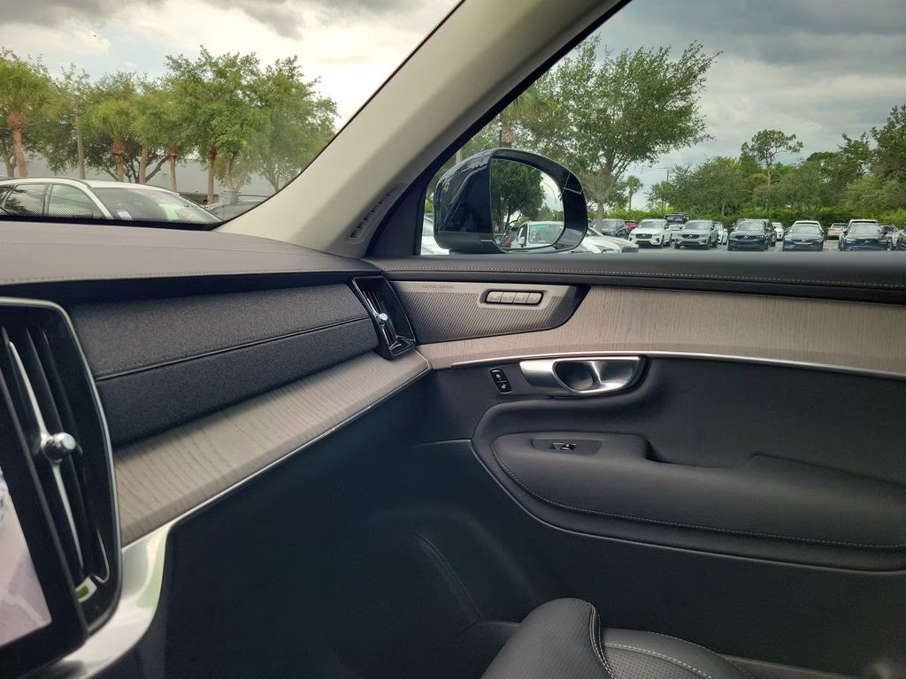 2025 Onyx Black Metallic Volvo XC90 Ultra AWD SUV