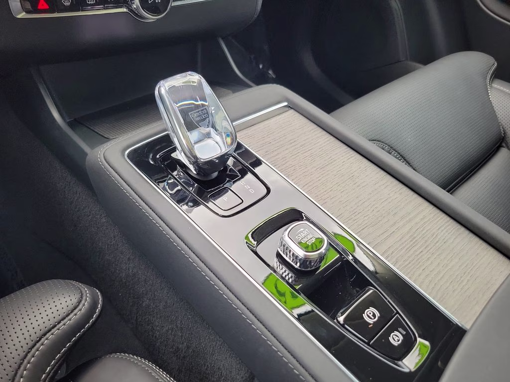 2025 Onyx Black Metallic Volvo XC90 Ultra AWD SUV
