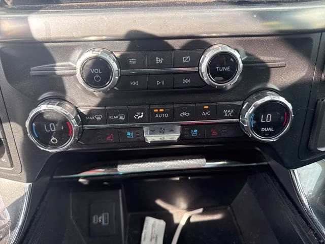 2021 Oxford White Ford F-150 Lariat 4X4 Truck