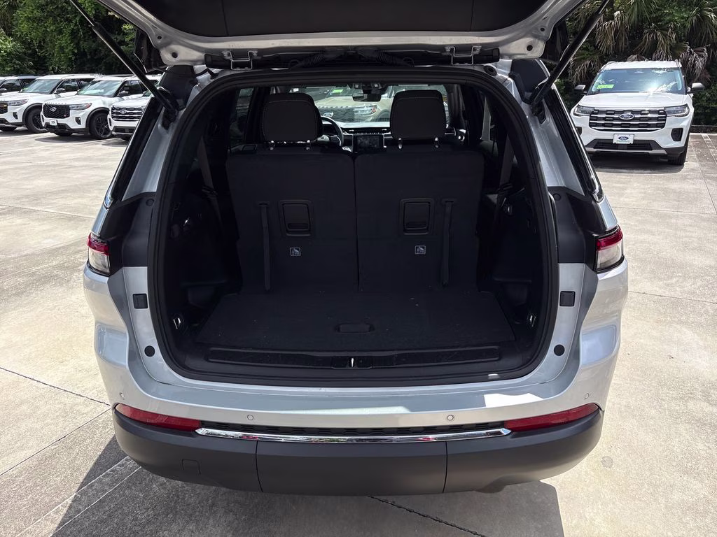2025 Silver Zynith Jeep Grand Cherokee L Laredo RWD SUV