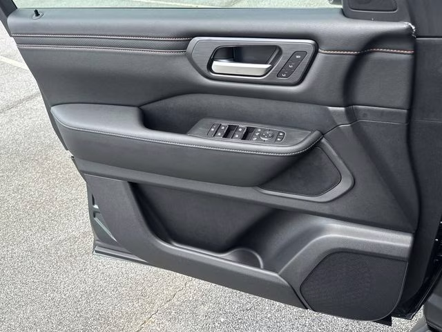 2025 Alpine Metallic/Super Black Nissan Armada PRO-4X 4X4 SUV