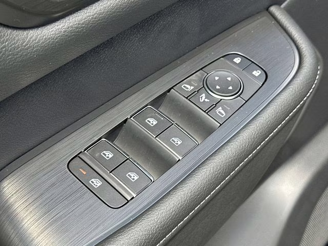 2025 Alpine Metallic/Super Black Nissan Armada PRO-4X 4X4 SUV