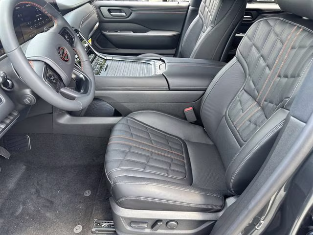 2025 Alpine Metallic/Super Black Nissan Armada PRO-4X 4X4 SUV