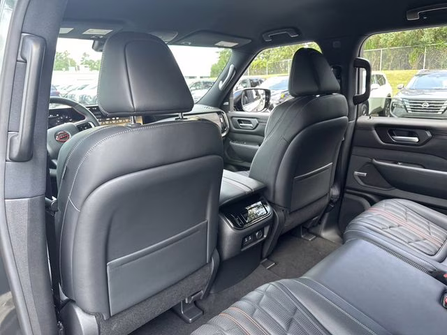 2025 Alpine Metallic/Super Black Nissan Armada PRO-4X 4X4 SUV