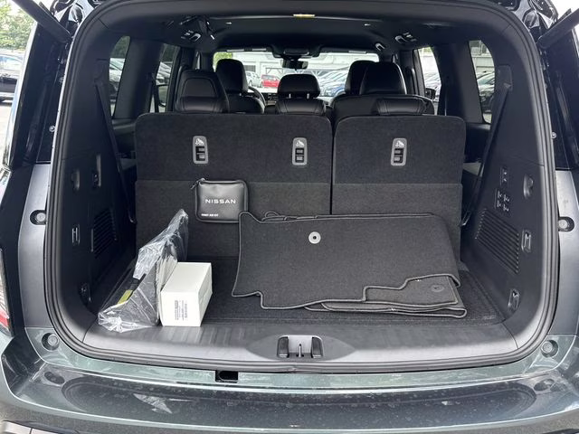 2025 Alpine Metallic/Super Black Nissan Armada PRO-4X 4X4 SUV