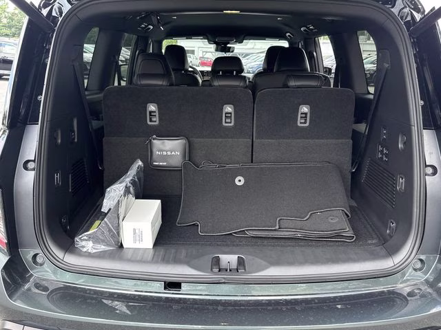 2025 Alpine Metallic/Super Black Nissan Armada PRO-4X 4X4 SUV