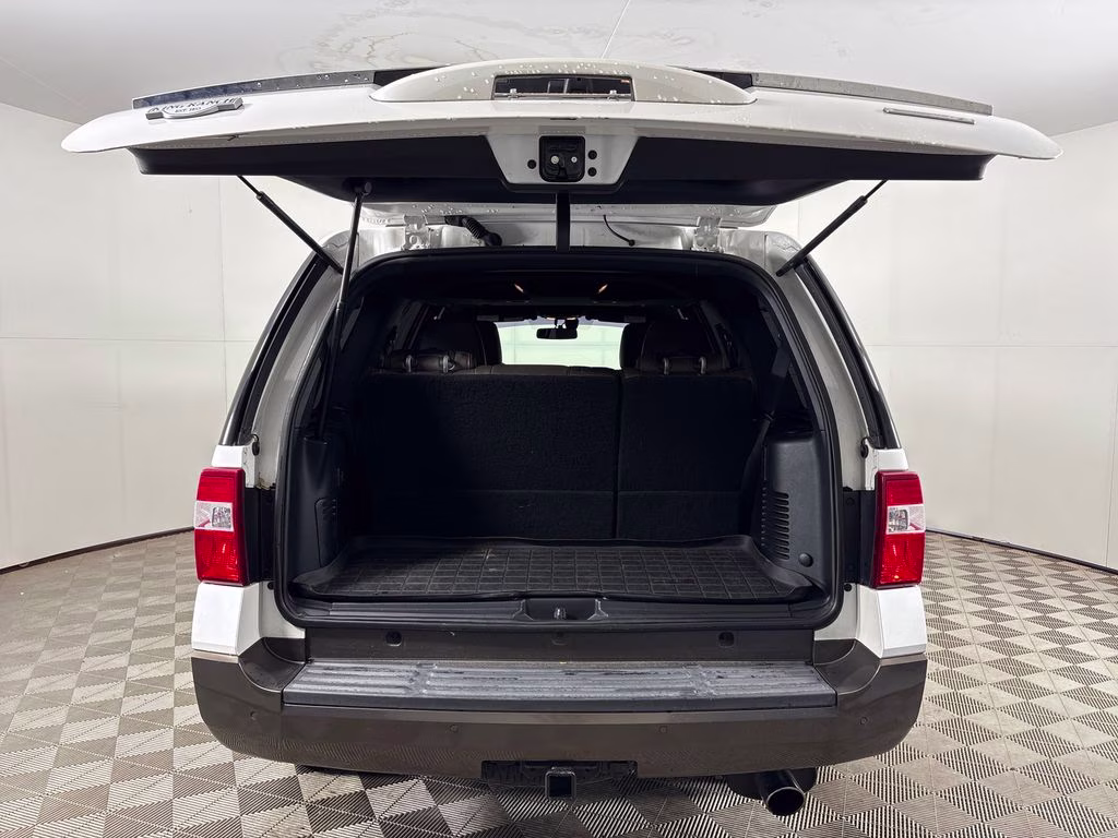 2016 White Platinum Clearcoat Metallic Ford Expedition King Ranch RWD SUV