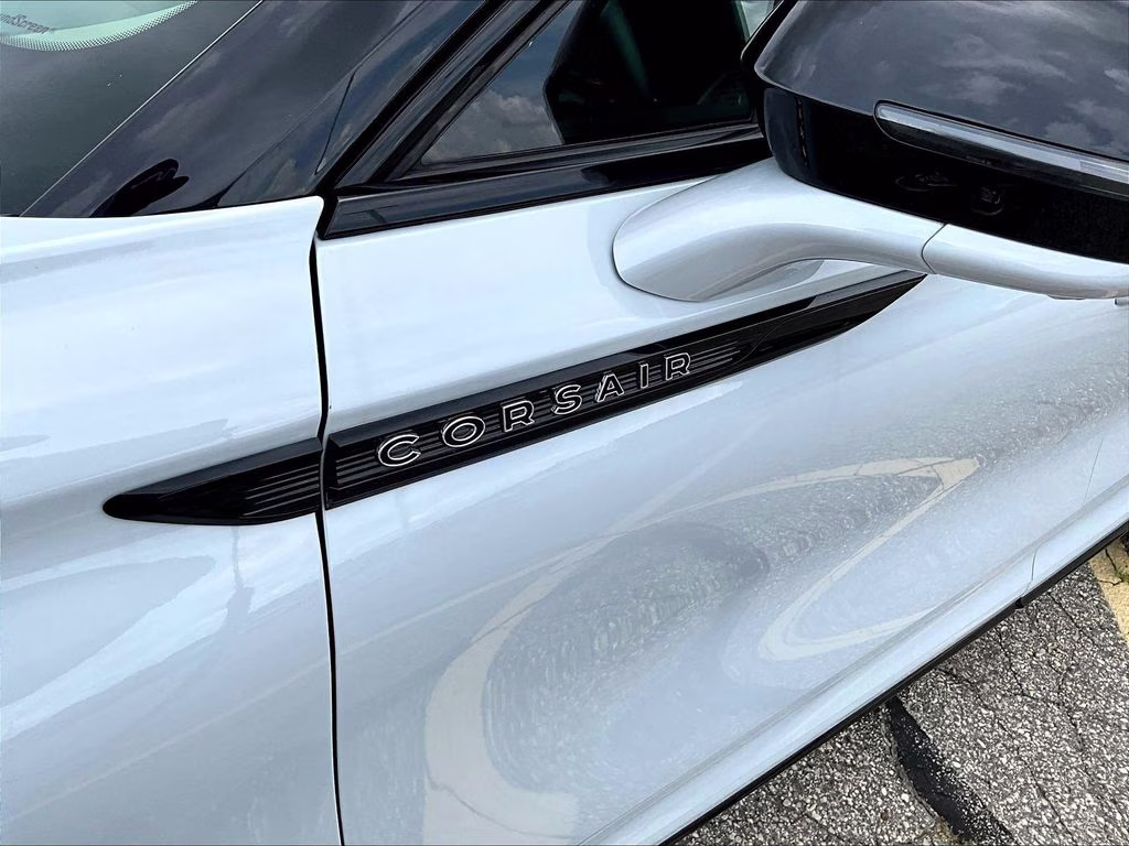 2025 Crystal White Metallic Clearcoat Lincoln Corsair Reserve AWD SUV