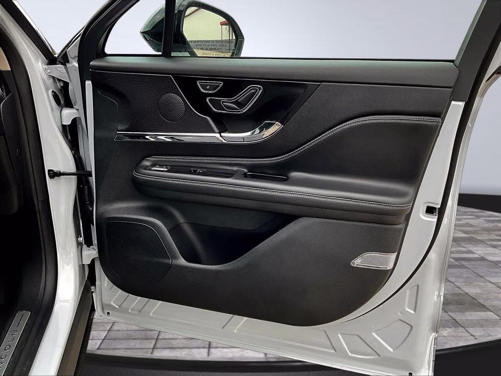 2025 Crystal White Metallic Clearcoat Lincoln Corsair Reserve AWD SUV