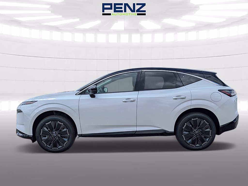 2026 Everest White Pearl/Black Nissan Murano Platinum AWD SUV