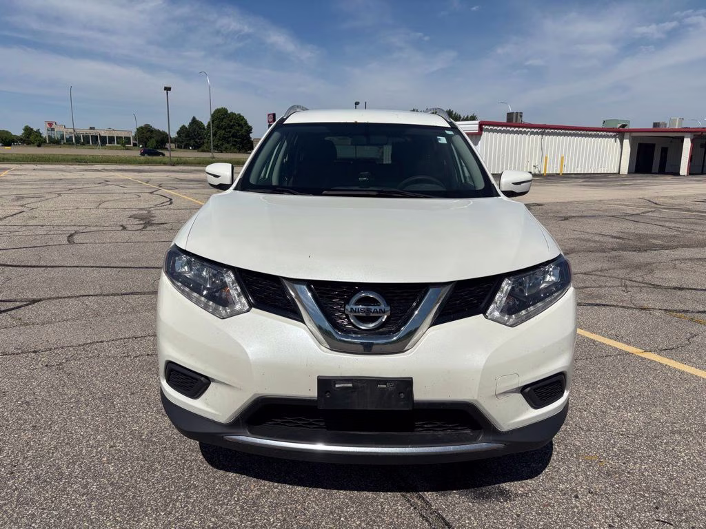 2016 Pearl White Nissan Rogue SV AWD SUV