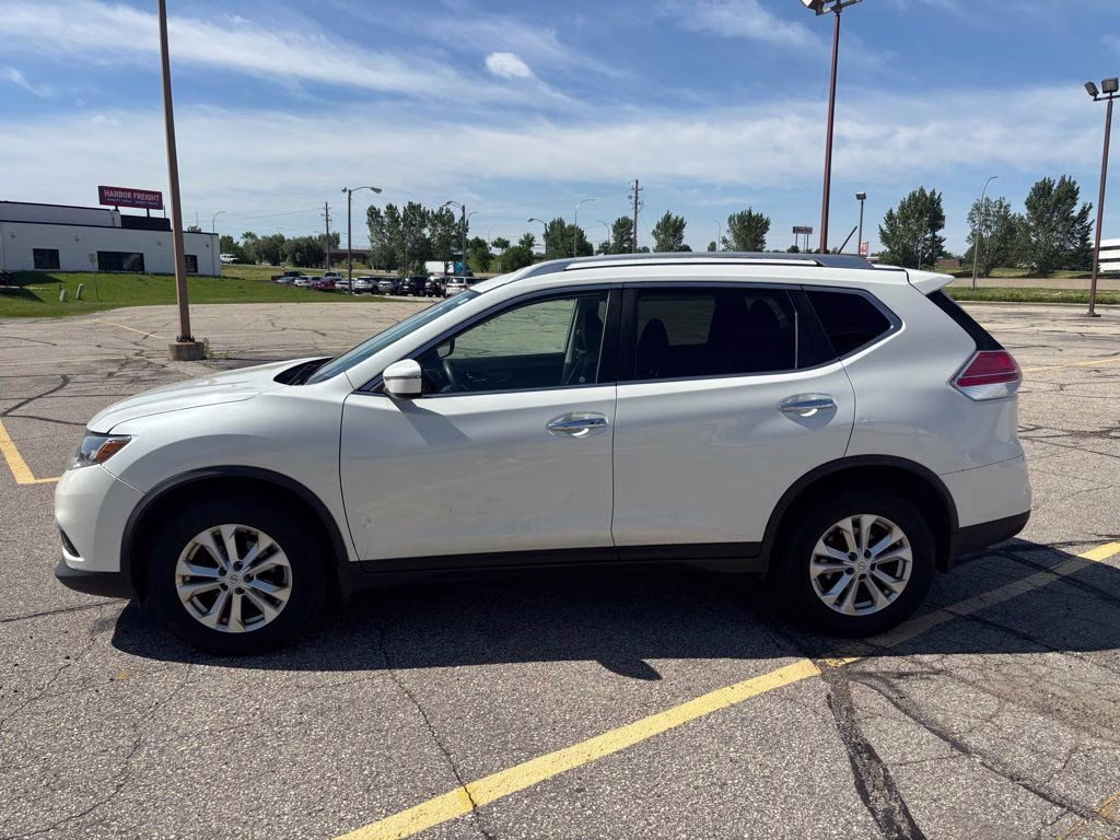 2016 Pearl White Nissan Rogue SV AWD SUV