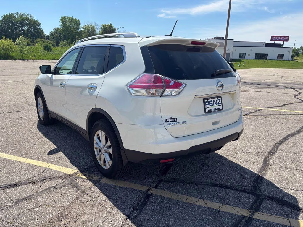 2016 Pearl White Nissan Rogue SV AWD SUV