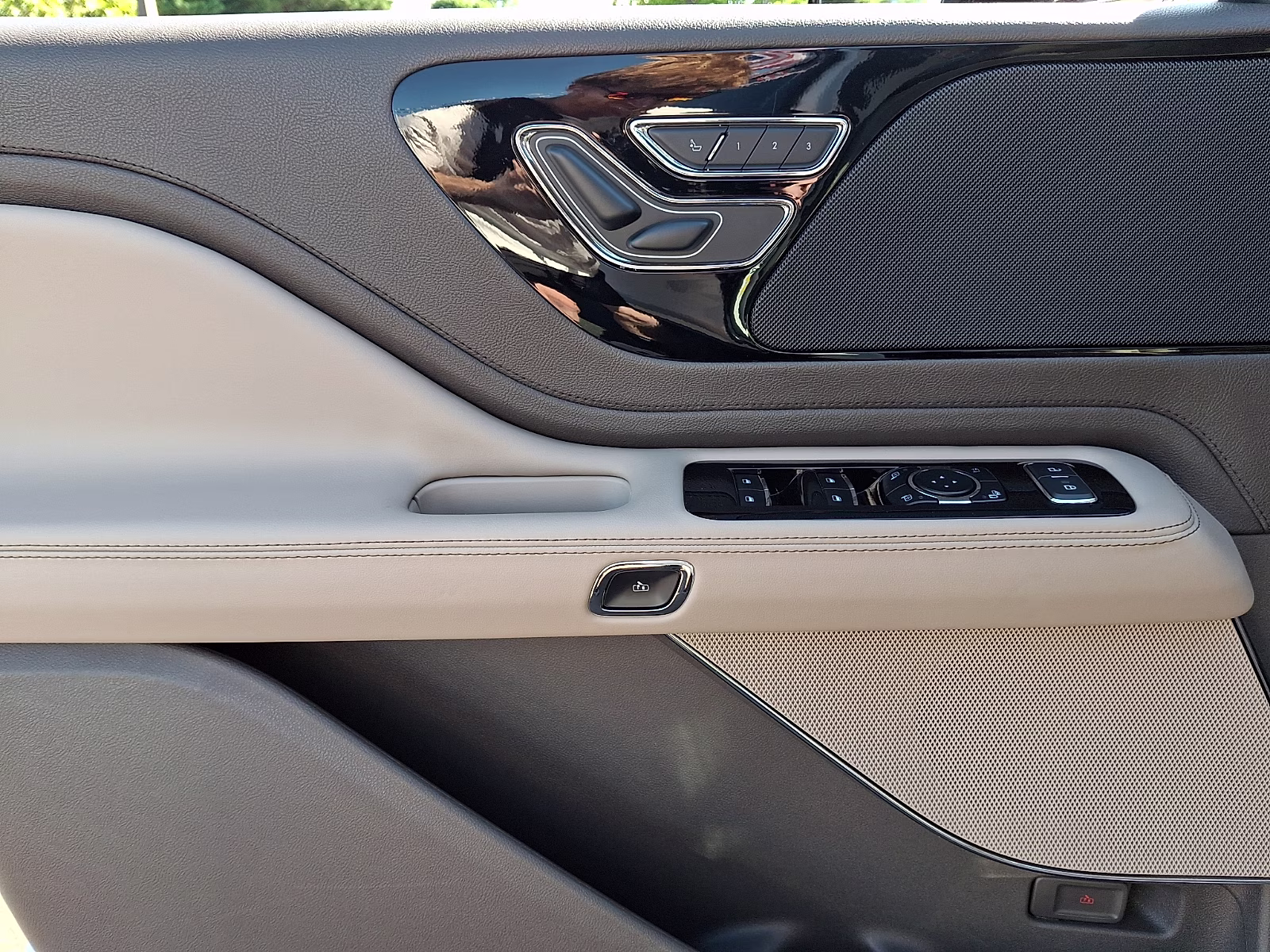 2023 Pristine White Metallic Tri-Coat - AZ Lincoln Aviator Standard AWD