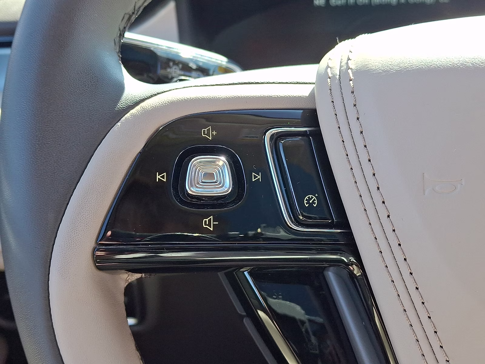 2023 Pristine White Metallic Tri-Coat - AZ Lincoln Aviator Standard AWD