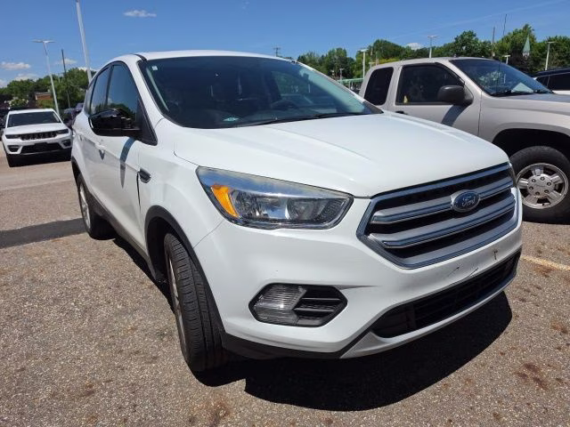 2017 Oxford White Ford Escape SE FWD SUV