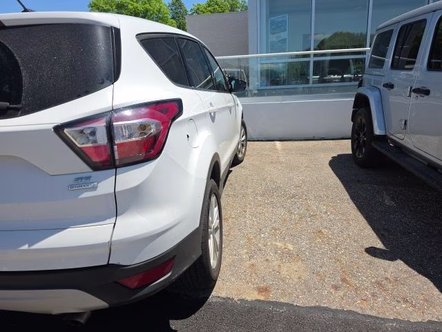 2017 Oxford White Ford Escape SE FWD SUV