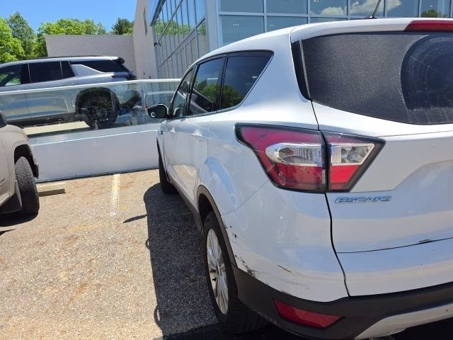 2017 Oxford White Ford Escape SE FWD SUV
