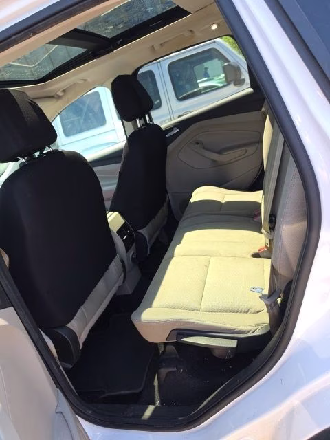 2017 Oxford White Ford Escape SE FWD SUV