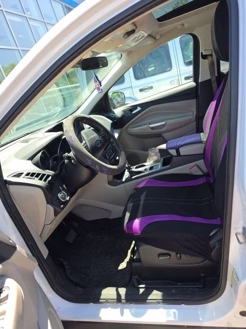 2017 Oxford White Ford Escape SE FWD SUV