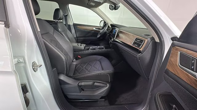 2024 Pure White Volkswagen Atlas 2.0T SE AWD SUV