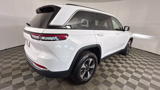2023 Bright White Clearcoat Jeep Grand Cherokee 4xe 4X4 SUV