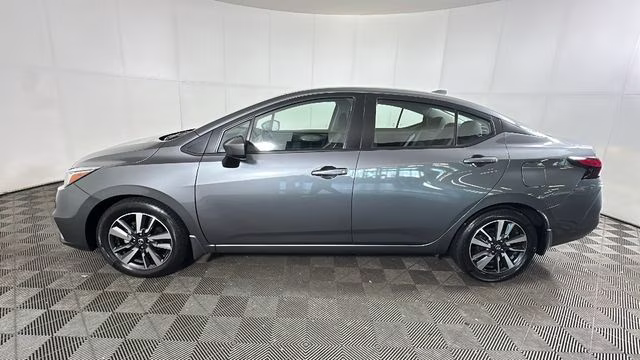 2022 Gun Metallic Nissan Versa 1.6 SV FWD Sedan