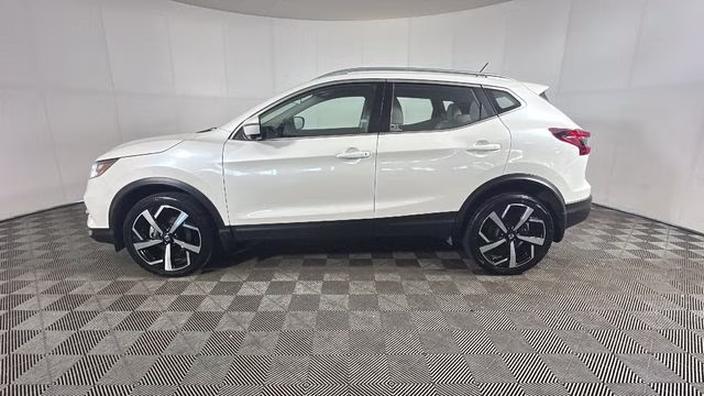 2022 Pearl White Tricoat Nissan Rogue Sport SL AWD SUV