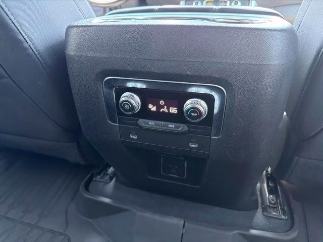 2022 Summit White GMC Yukon SLE 4X4 SUV