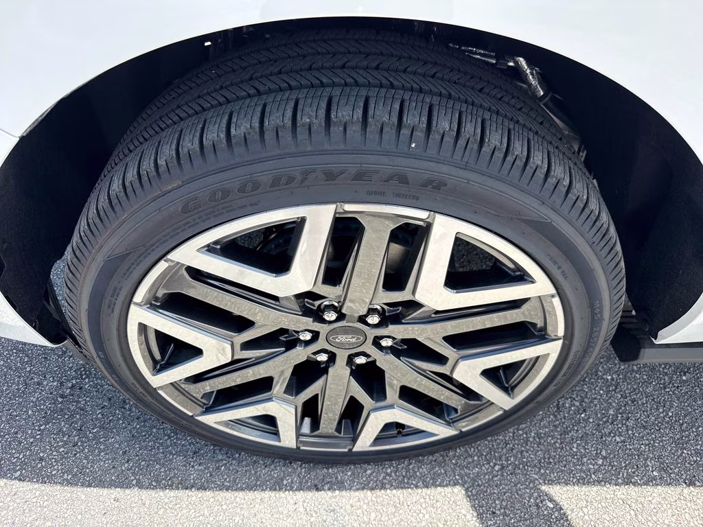 2026 Star White Metallic Tri-Coat Ford Expedition Max Platinum 4X4 SUV