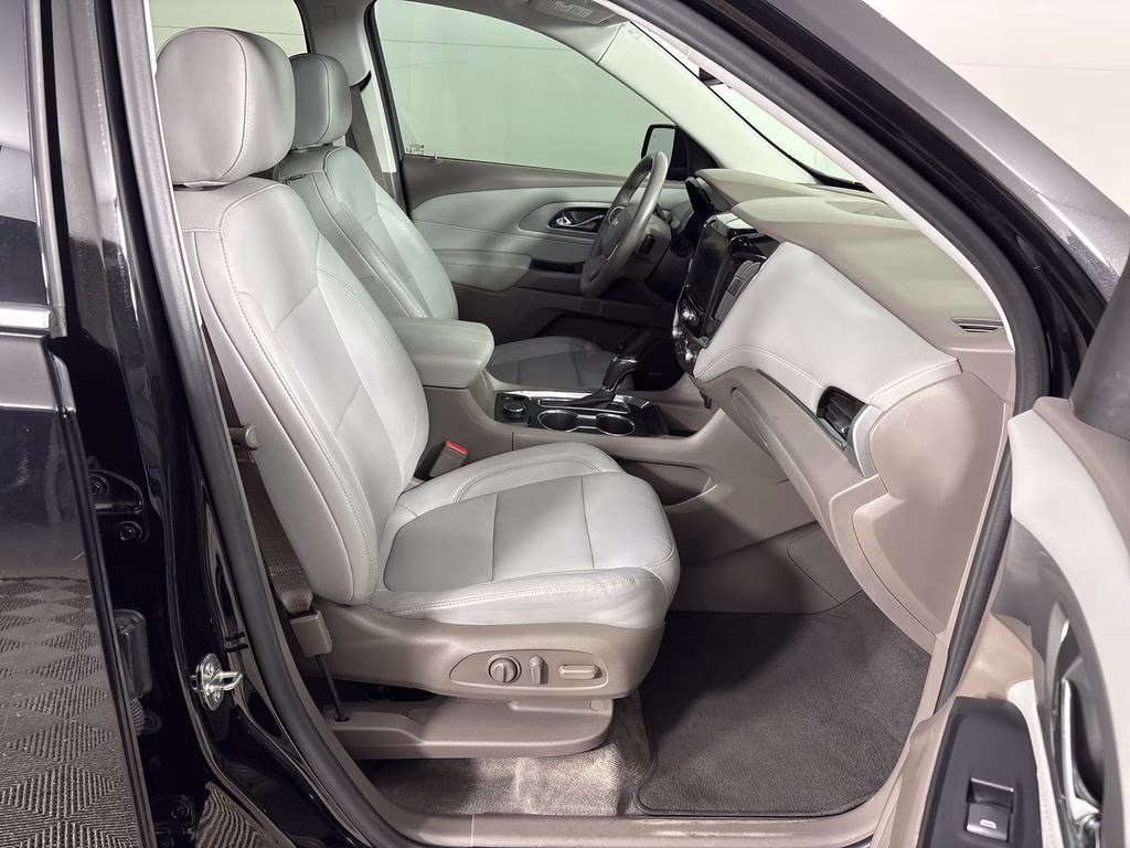 2020 Mosaic Black Metallic Chevrolet Traverse 3LT FWD SUV