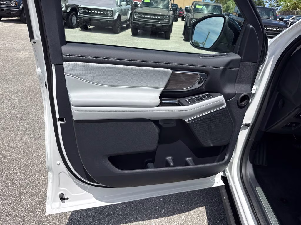 2026 Star White Metallic Tri-Coat Ford Expedition Max Platinum 4X4 SUV
