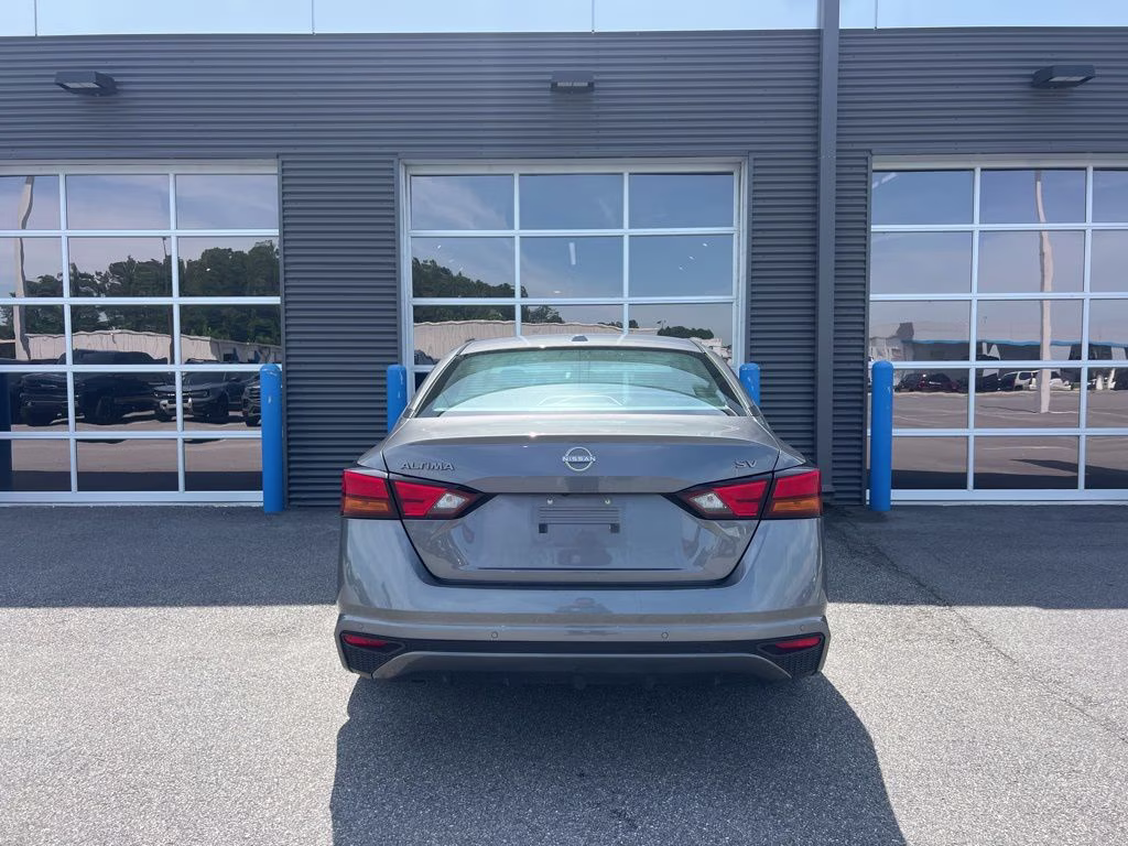 2024 Gun Metallic Nissan Altima 2.5 SV FWD Sedan