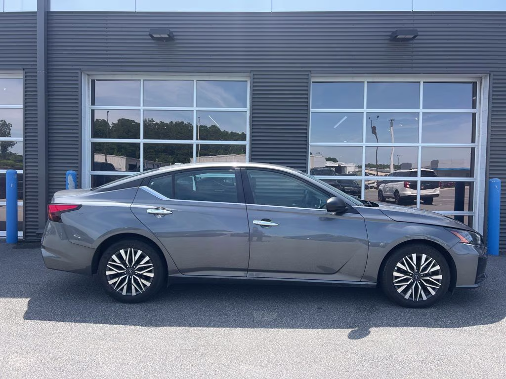 2024 Gun Metallic Nissan Altima 2.5 SV FWD Sedan
