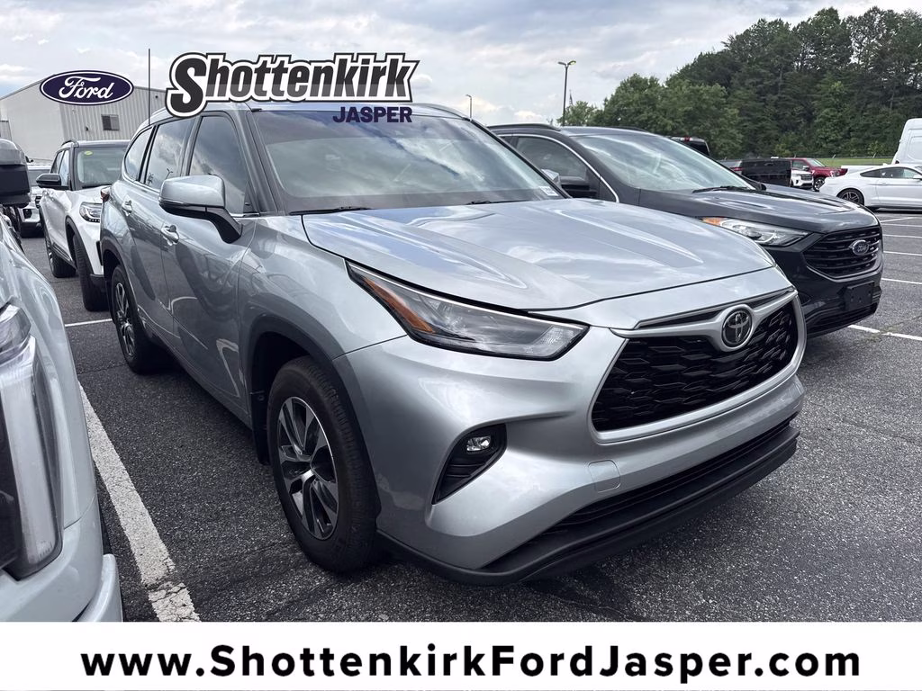 2022 Celestial Silver Metallic Toyota Highlander XLE AWD SUV