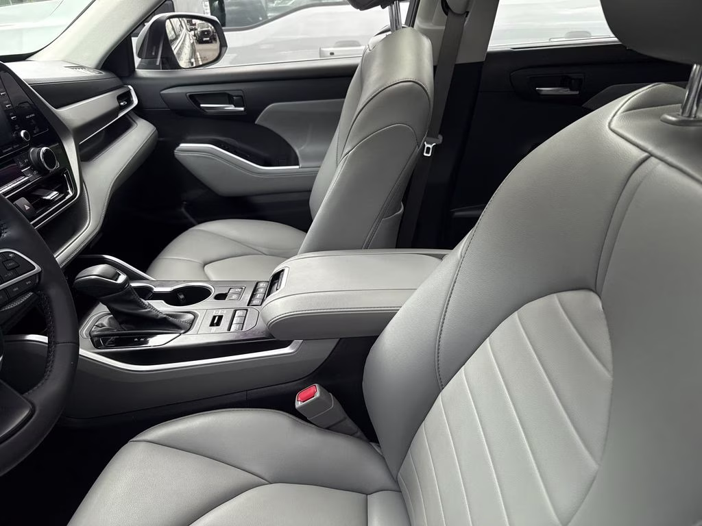2022 Celestial Silver Metallic Toyota Highlander XLE AWD SUV