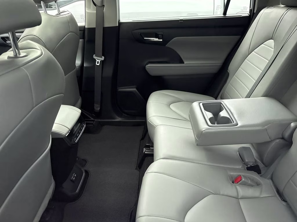 2022 Celestial Silver Metallic Toyota Highlander XLE AWD SUV