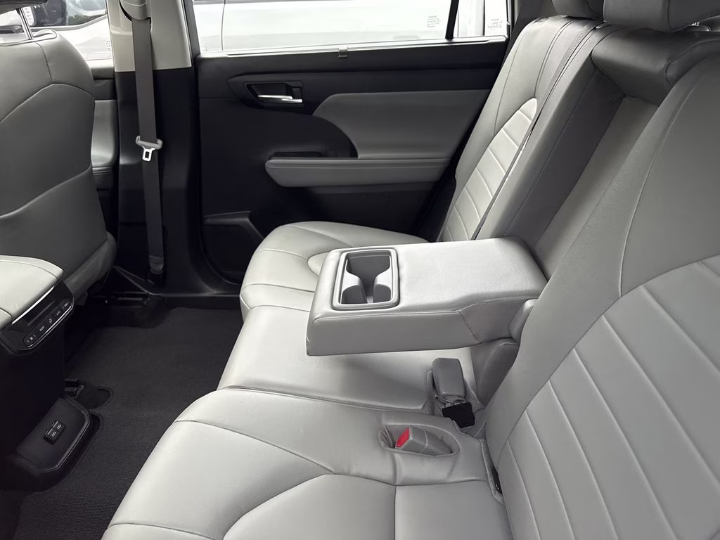 2022 Celestial Silver Metallic Toyota Highlander XLE AWD SUV