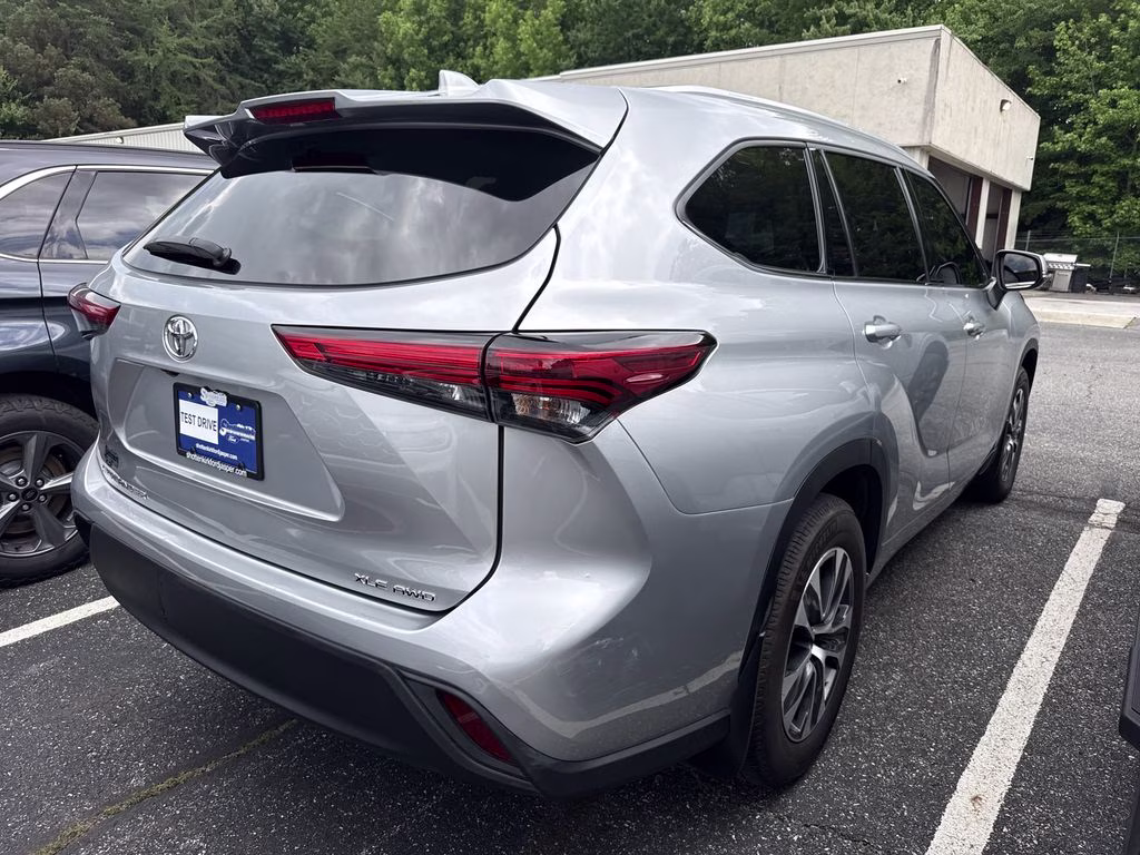 2022 Celestial Silver Metallic Toyota Highlander XLE AWD SUV