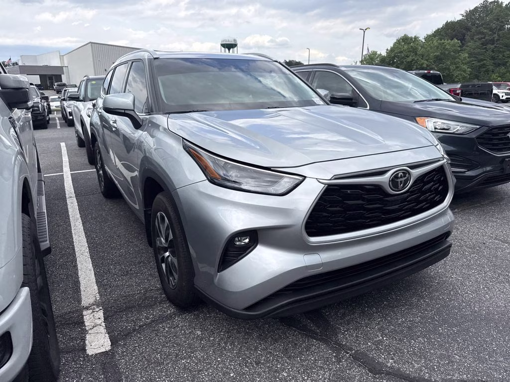 2022 Celestial Silver Metallic Toyota Highlander XLE AWD SUV