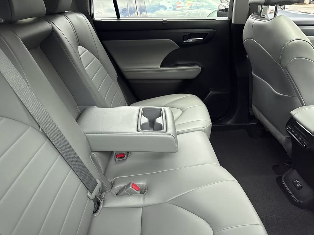 2022 Celestial Silver Metallic Toyota Highlander XLE AWD SUV