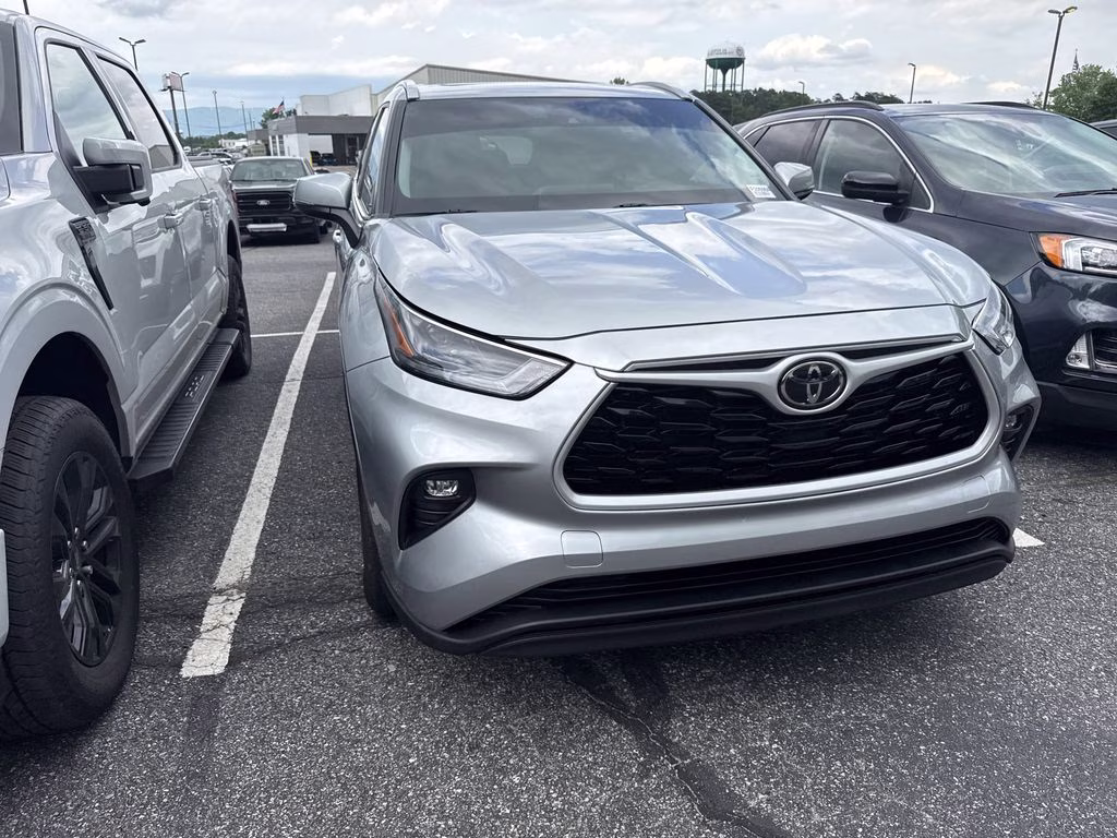 2022 Celestial Silver Metallic Toyota Highlander XLE AWD SUV