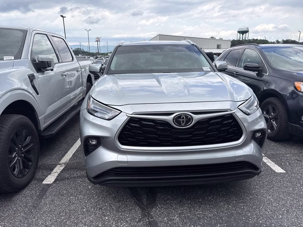 2022 Celestial Silver Metallic Toyota Highlander XLE AWD SUV